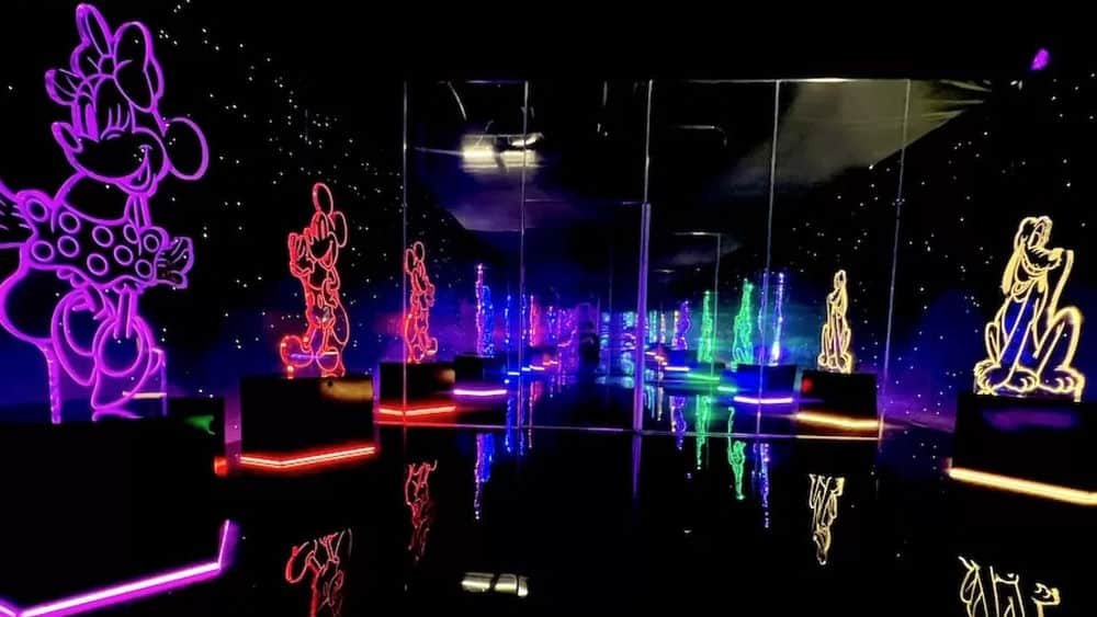 Immersive Mirrors inside Disney Real-time Interactive 3D Experience